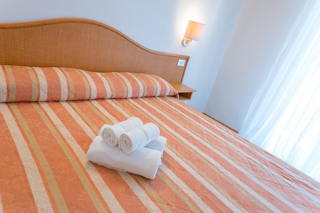 Hotel Falco Риччоне Екстер'єр фото