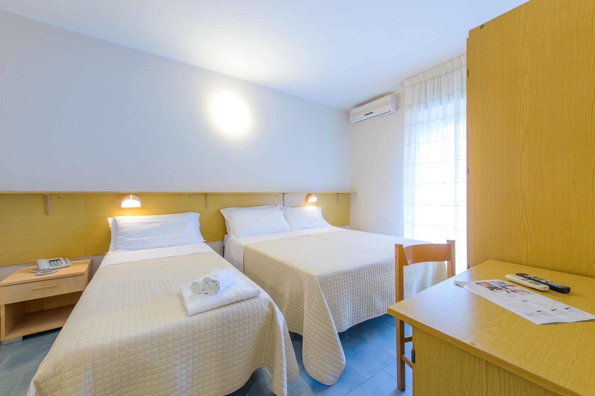 Hotel Falco Риччоне Екстер'єр фото