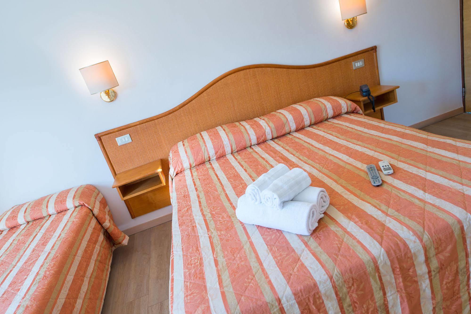 Hotel Falco Риччоне Екстер'єр фото