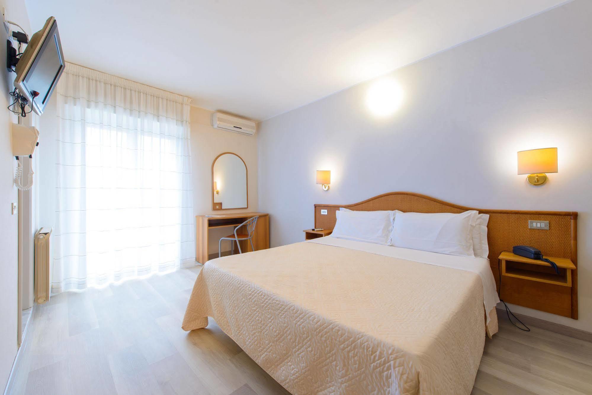Hotel Falco Риччоне Екстер'єр фото
