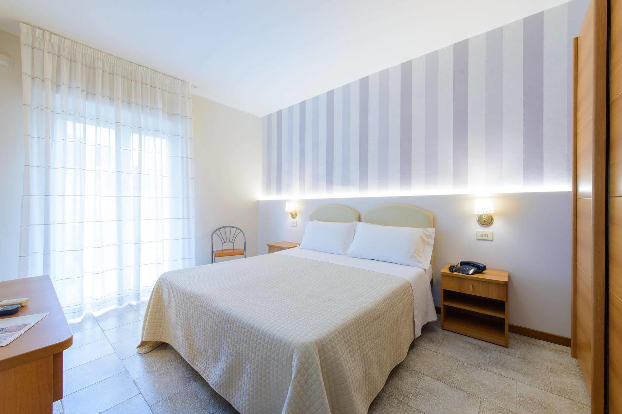 Hotel Falco Риччоне Екстер'єр фото